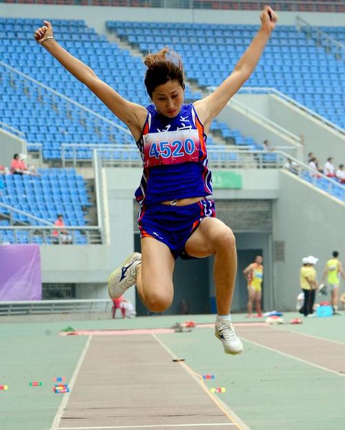 大运会女子100米栏半决赛几点「吴艳妮无缘半决赛赛后采访」 设备